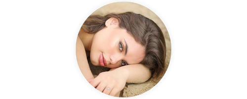 Close íntimo em ensaio feminino sensual com direção confortável e estética refinada — Balneário Camboriú.