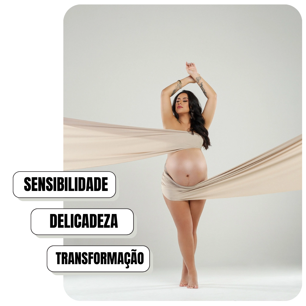 Fotografia artística de gestante com tecido bege, expressando sensibilidade, delicadeza e transformação em Balneário Camboriú