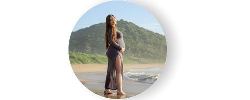 Ensaio gestante na praia com luz natural e direção sensível em Balneário Camboriú.