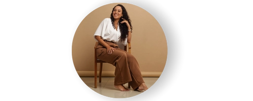 Mulher em ensaio lifestyle, direção leve e estética natural em estúdio — Balneário Camboriú.