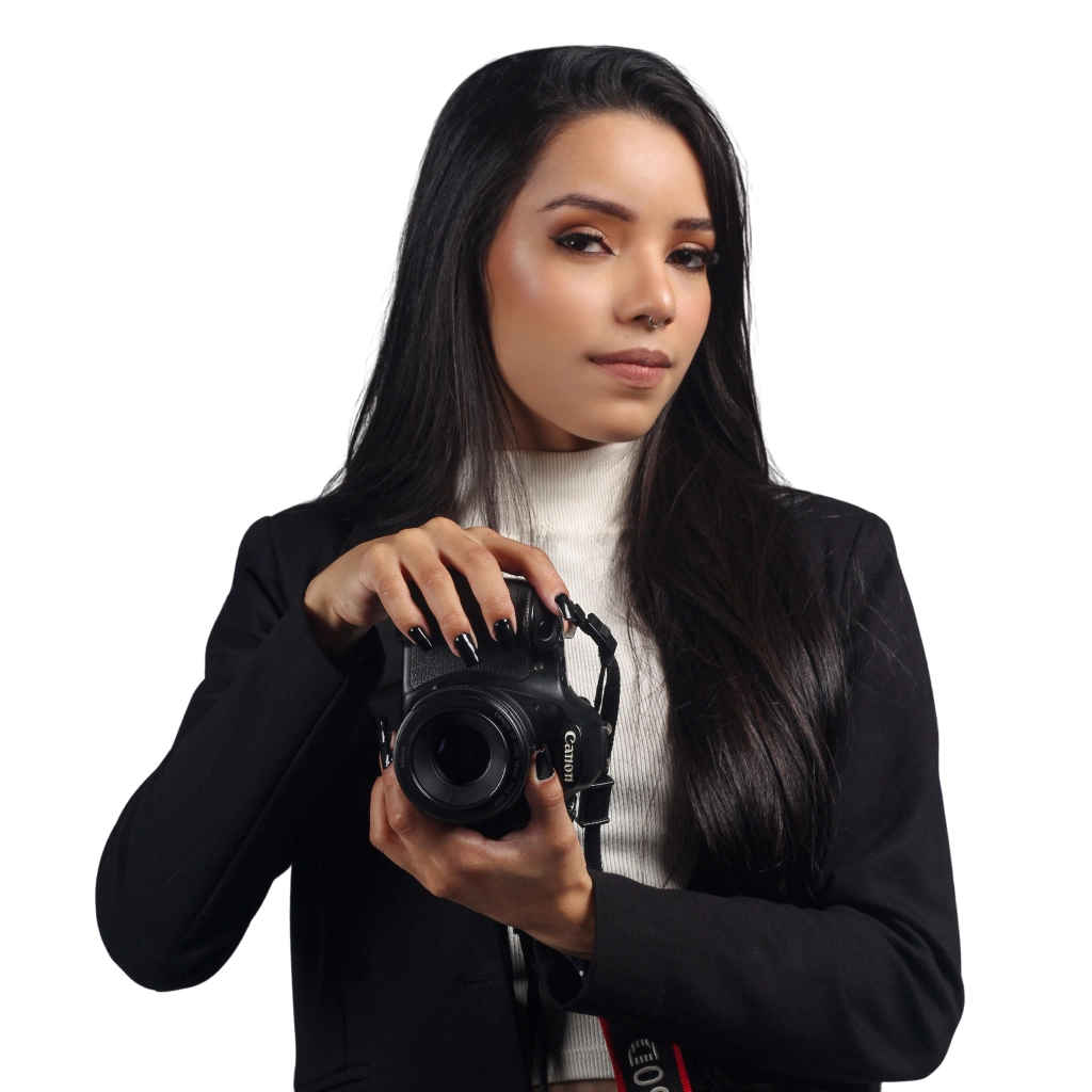Retrato da fotógrafa Fernanda Santos, especialista em ensaios femininos, gestantes e corporativos em Balneário Camboriú.