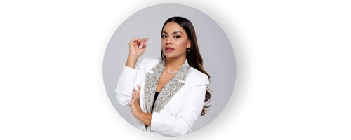 Retrato profissional feminino em estúdio, foto editorial para branding e LinkedIn e Instagram — Balneário Camboriú.